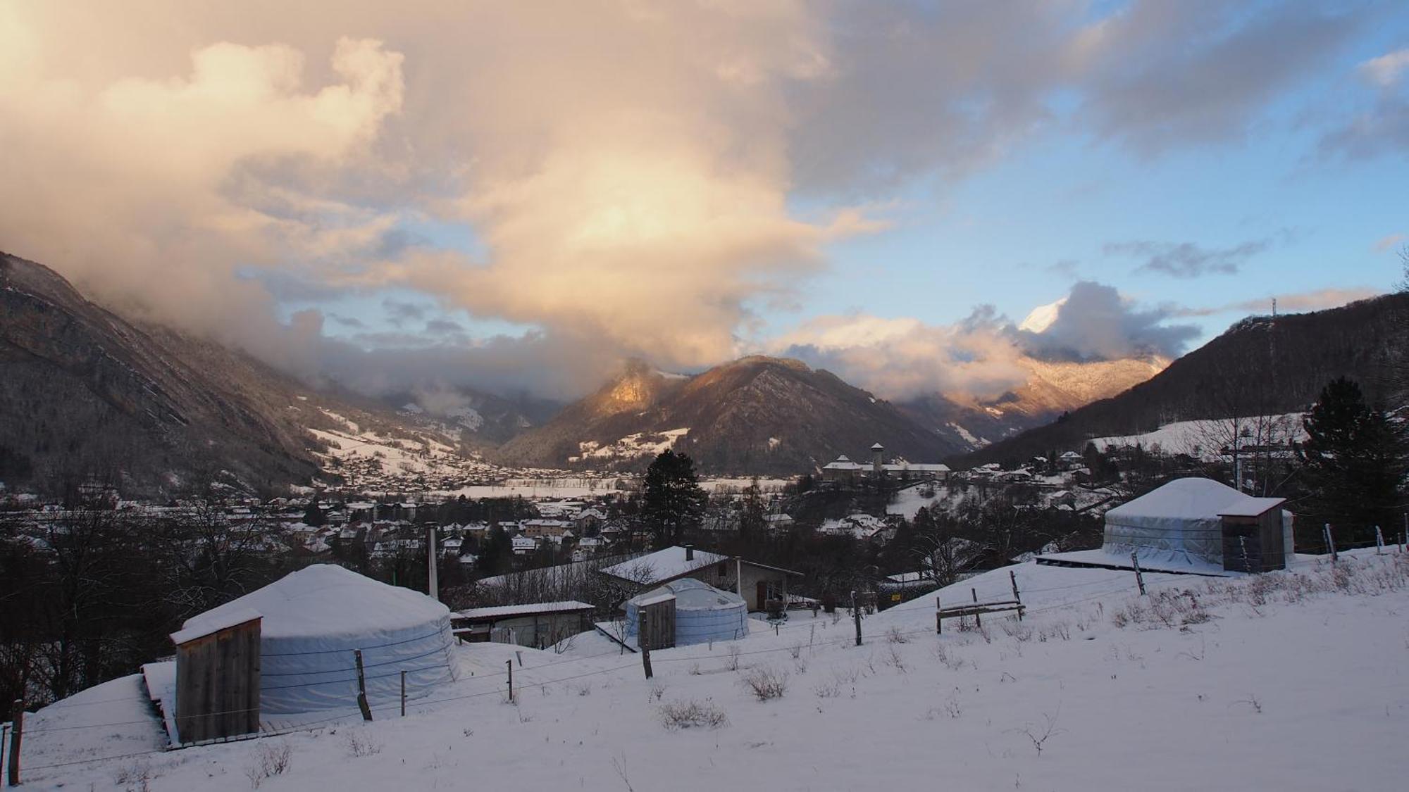 Yourtes Olachat Proche Annecy Faverges Exteriör bild